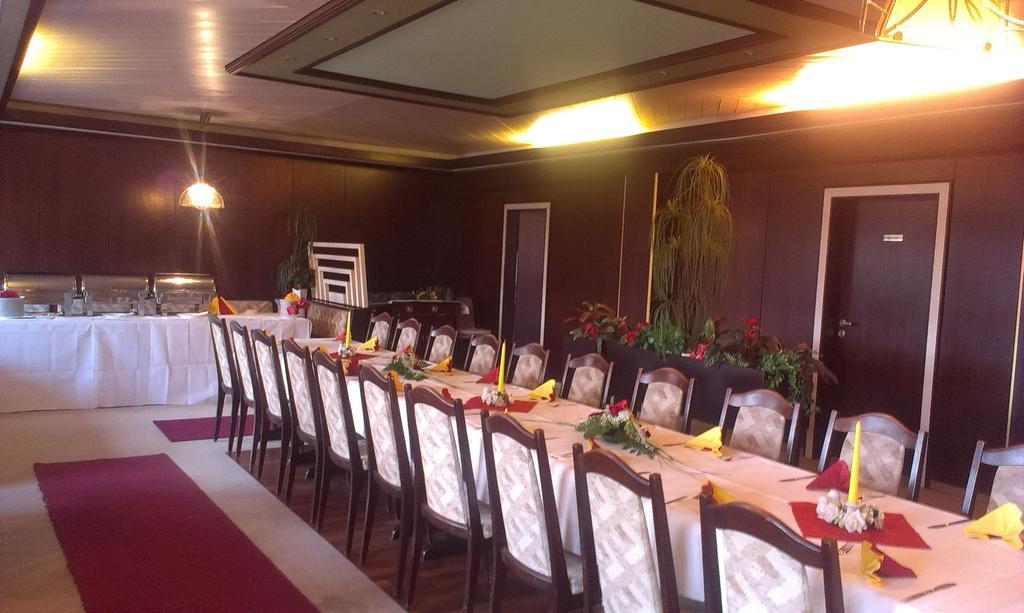 ארפורט Mullers Hotel & Restaurant מראה חיצוני תמונה